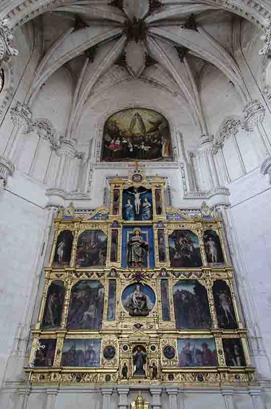 Toledo 079 - monasterio San Juan de los Reyes - iglesia - altar.jpg
